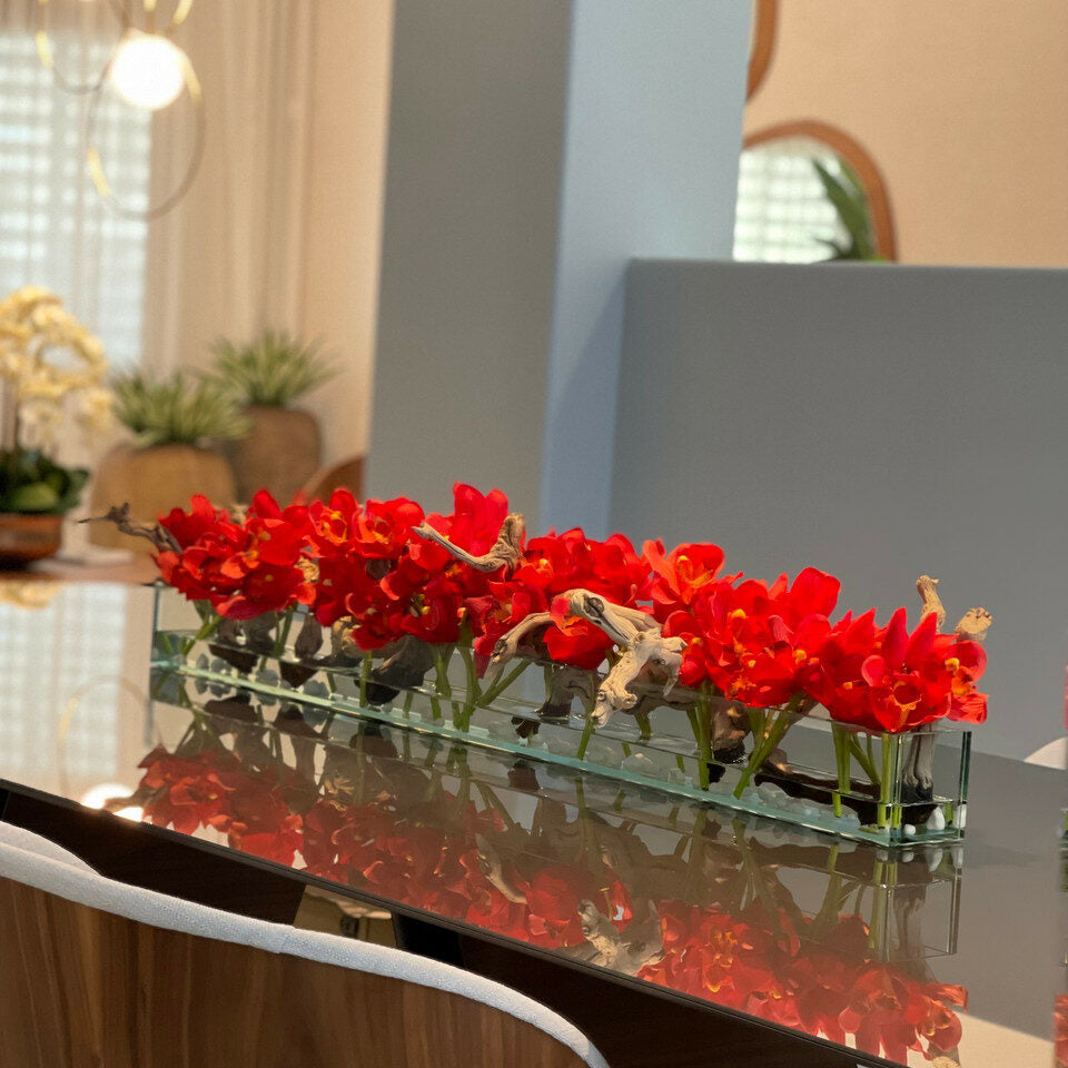Moderne Glasvase im Wohnstil mit rotem Cymbidium