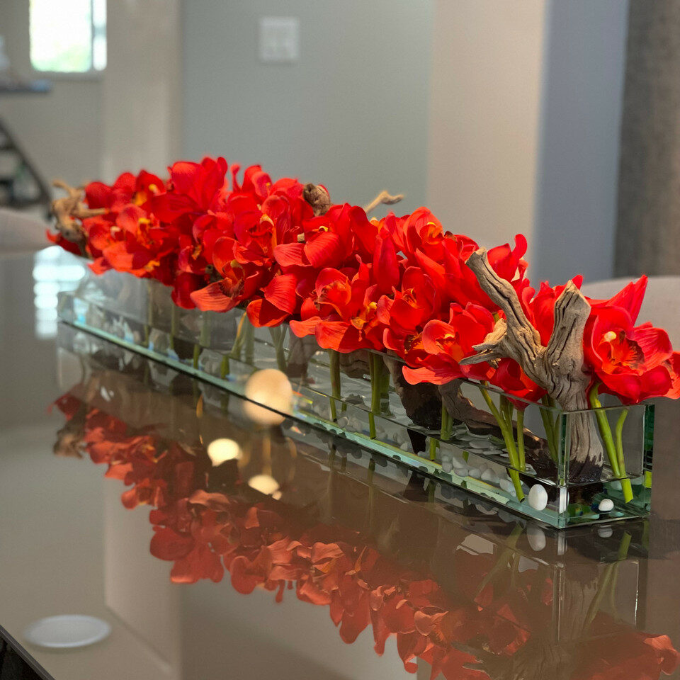 Moderne Glasvase im Wohnstil mit rotem Cymbidium