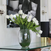 Mondvase mit weißen Tulpen