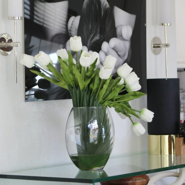 Mondvase mit weißen Tulpen