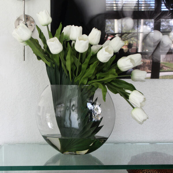 Mondvase mit weißen Tulpen