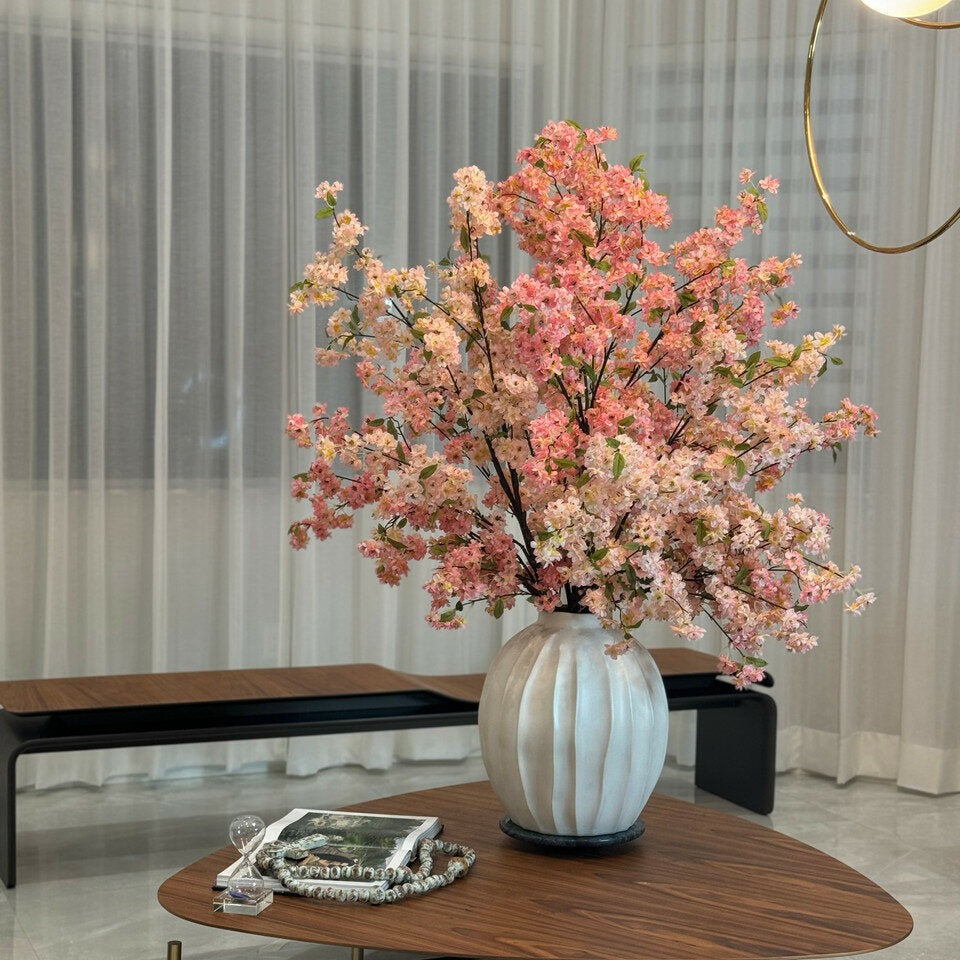Astoria Vase mit rosa Kirschblüten