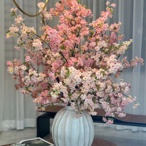 Astoria Vase mit rosa Kirschblüten