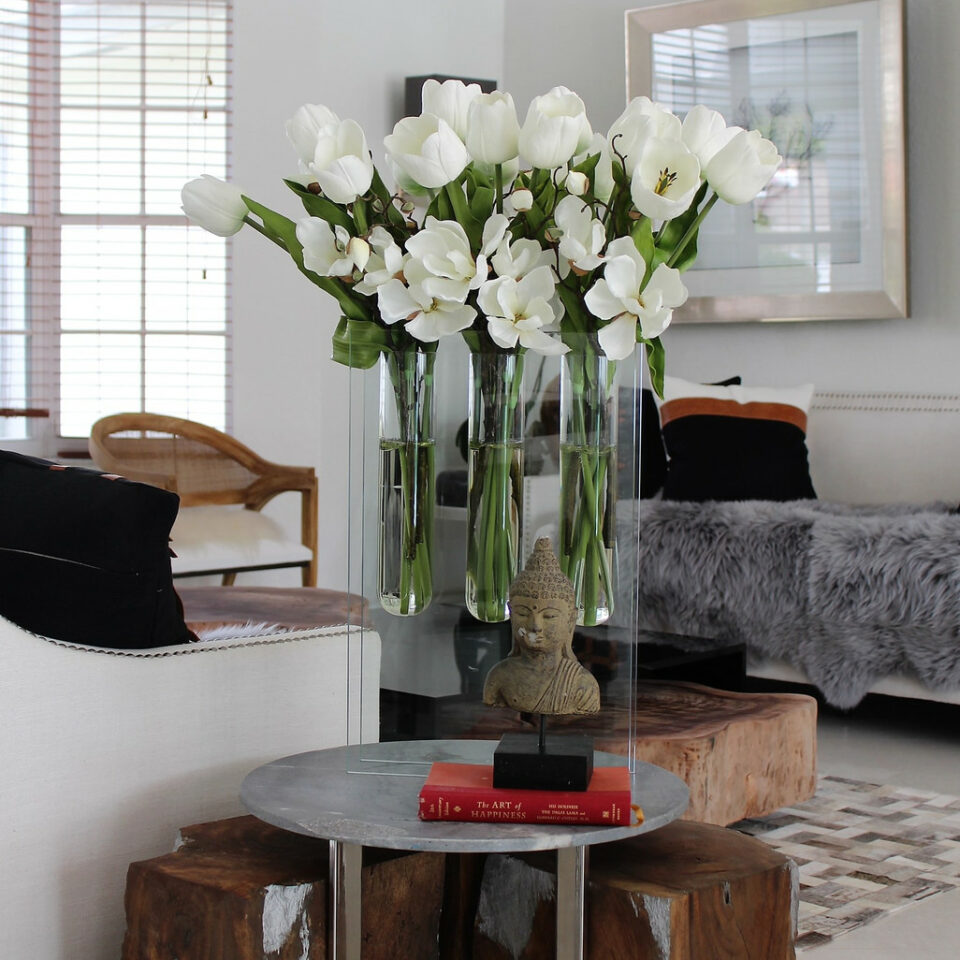 Dreifachvase mit weißen Tulpen