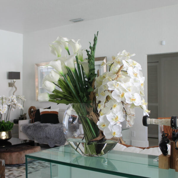 Mondvase mit gemischtem Blumenstrauß