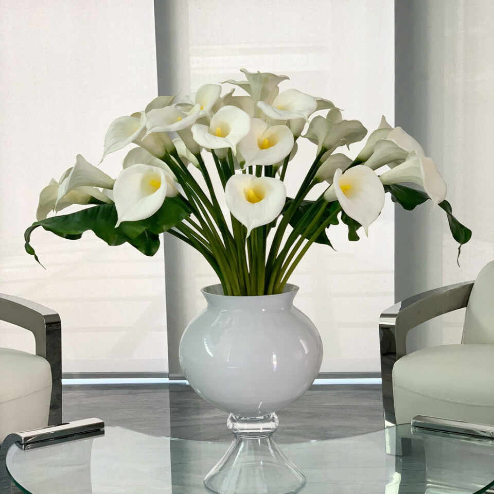 Edle Vase mit mehreren weißen Calla-Lilien