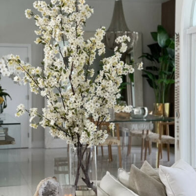 Kirschblüten in einem 16-Zoll-Glaszylinder
