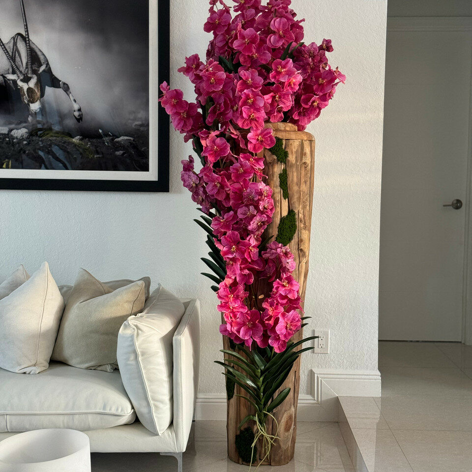 Große Teakholzvase mit natürlichen Kanten und rosa Vanda-Orchideen
