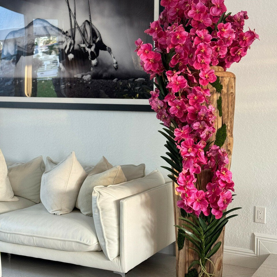 Große Teakholzvase mit natürlichen Kanten und rosa Vanda-Orchideen