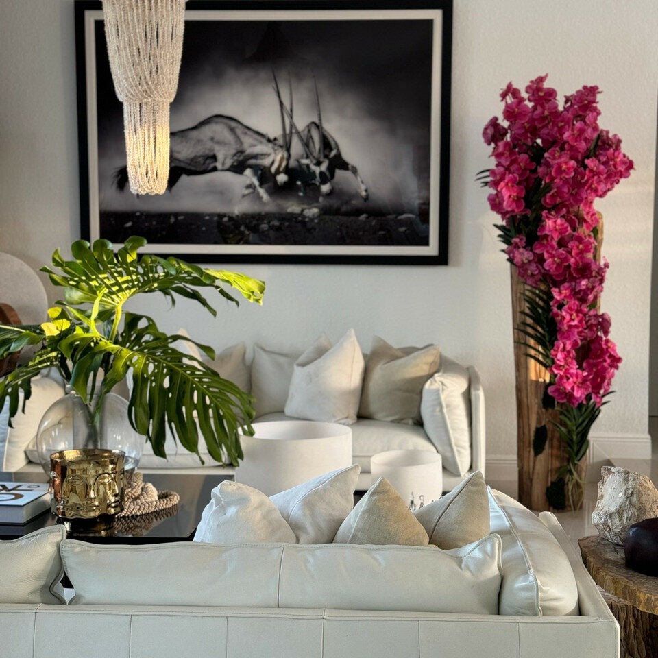 Große Teakholzvase mit natürlichen Kanten und rosa Vanda-Orchideen