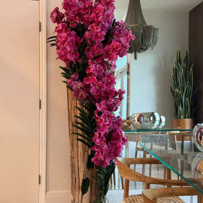 Große Teakholzvase mit natürlichen Kanten und rosa Vanda-Orchideen