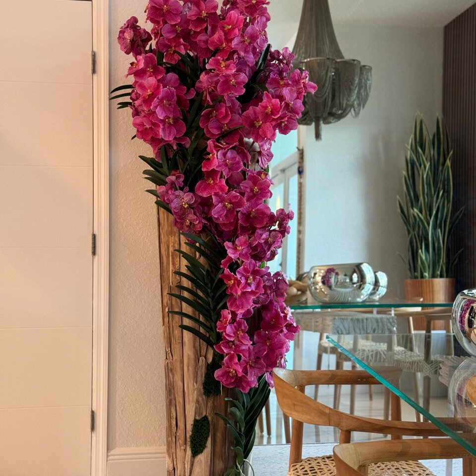 Große Teakholzvase mit natürlichen Kanten und rosa Vanda-Orchideen