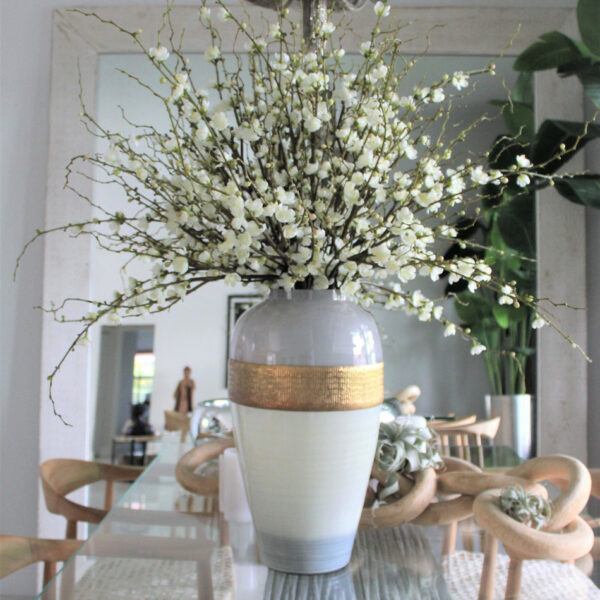 Göttinnenvase mit Kirschblütenzweigen