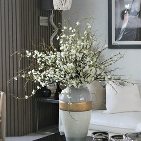 Göttinnenvase mit Kirschblütenzweigen