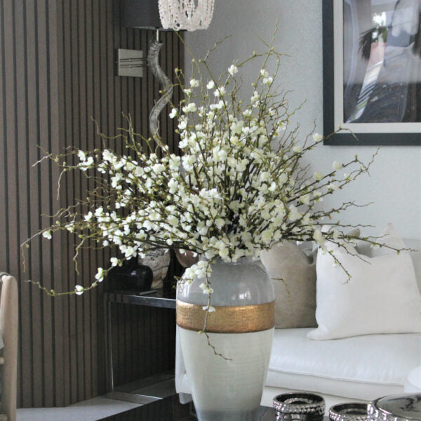 Göttinnenvase mit Kirschblütenzweigen