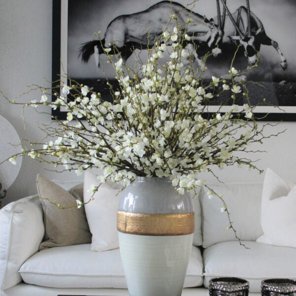 Göttinnenvase mit Kirschblütenzweigen