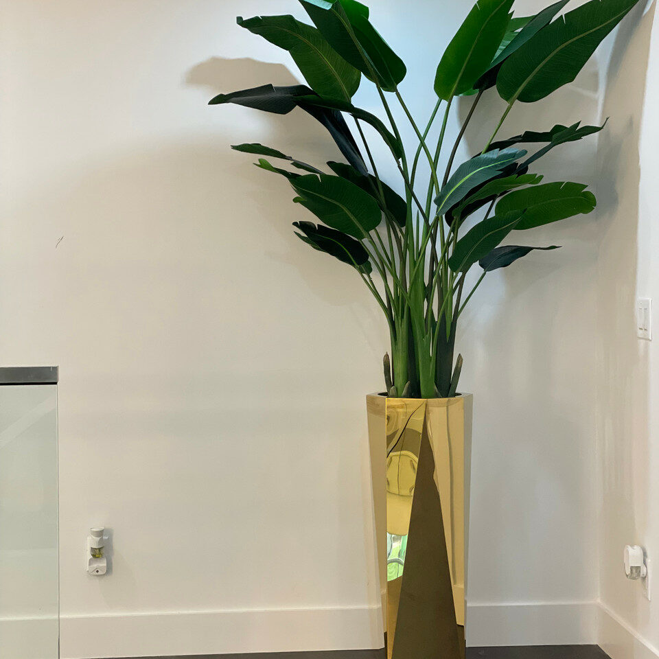 Goldene Prismenvase mit Paradiesvogel (7′)