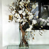 Vase mit weißen Magnolien in einem modernen Haus 50 cm hoch