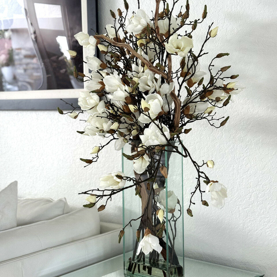 Vase mit weißen Magnolien in einem modernen Haus 50 cm hoch