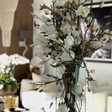 Vase mit weißen Magnolien in einem modernen Haus 50 cm hoch