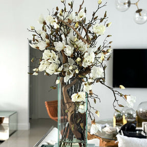 Vase mit weißen Magnolien in einem modernen Haus 50 cm hoch