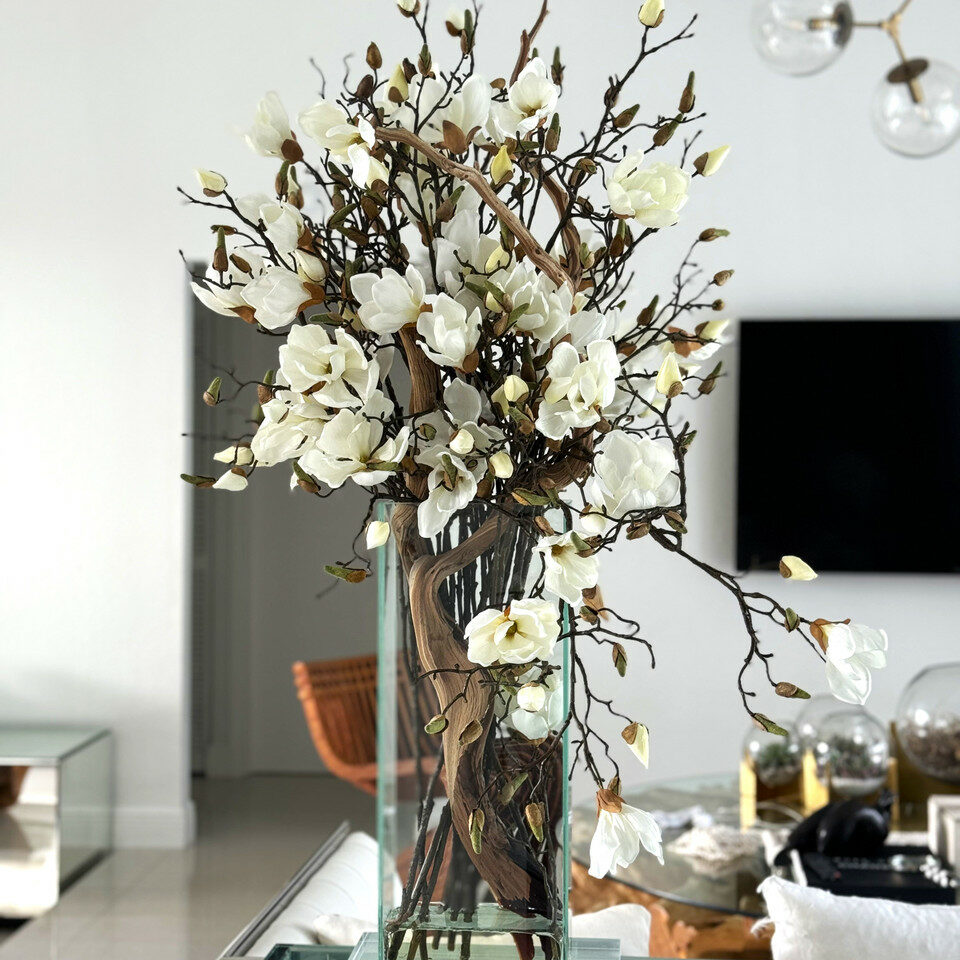 Vase mit weißen Magnolien in einem modernen Haus 50 cm hoch