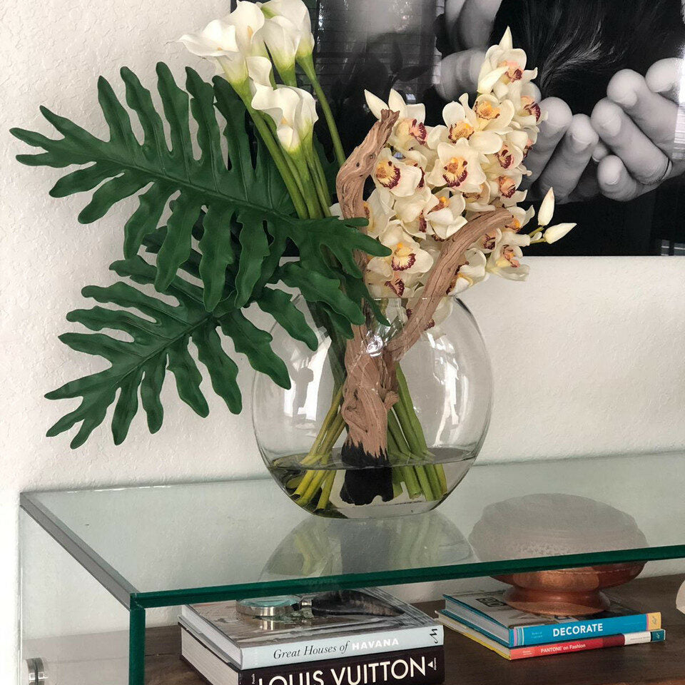 Mondvase mit Cymbidien und Callas