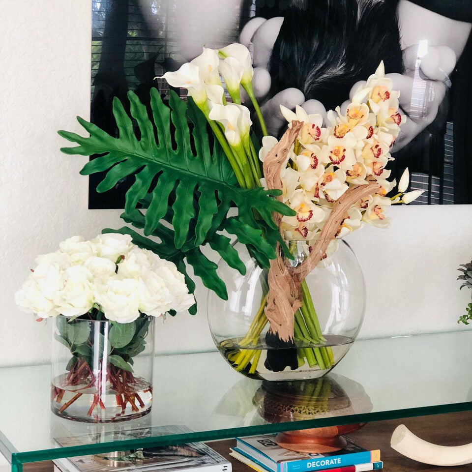 Mondvase mit Cymbidien und Callas