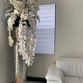 Kaskadierende Phalaenopsis-Orchideen, extra hohe gehämmerte Vase