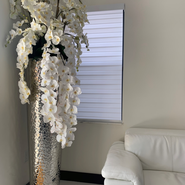 Kaskadierende Phalaenopsis-Orchideen, extra hohe gehämmerte Vase