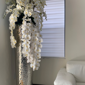 Kaskadierende Phalaenopsis-Orchideen, extra hohe gehämmerte Vase