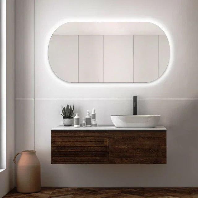 Schlanker und abgerundeter Spiegel mit LED 80x40cm
